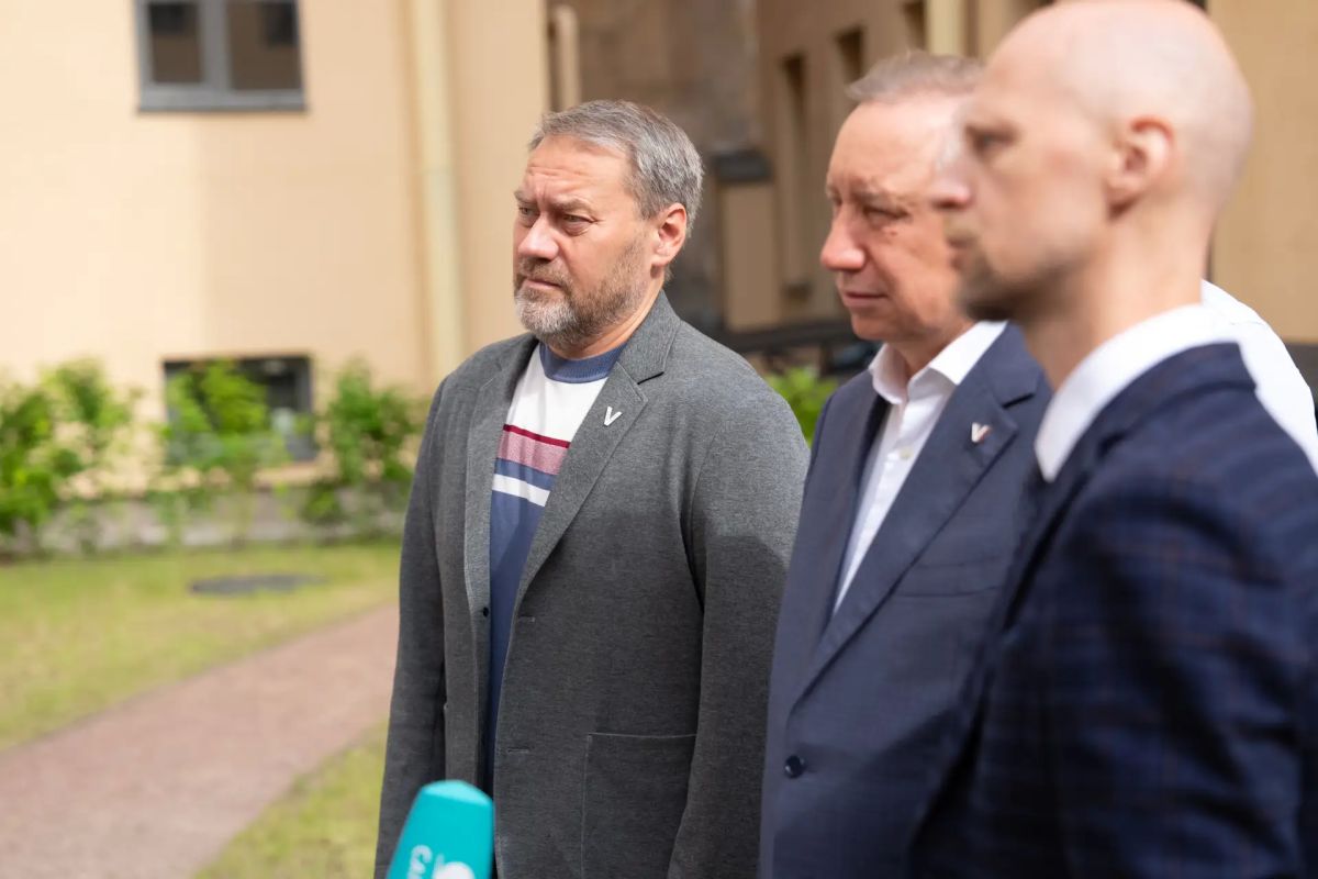 Губернатор города Александр Беглов и Председатель Законодательного Cобрания Александр Бельский вручили ключи и документы от новых квартир участникам программы «Доступное жильё» Губернатор города Александр Беглов и Председатель Законодательного Cобрания Александр Бельский вручили ключи и документы от новых квартир участникам программы «Доступное жильё»