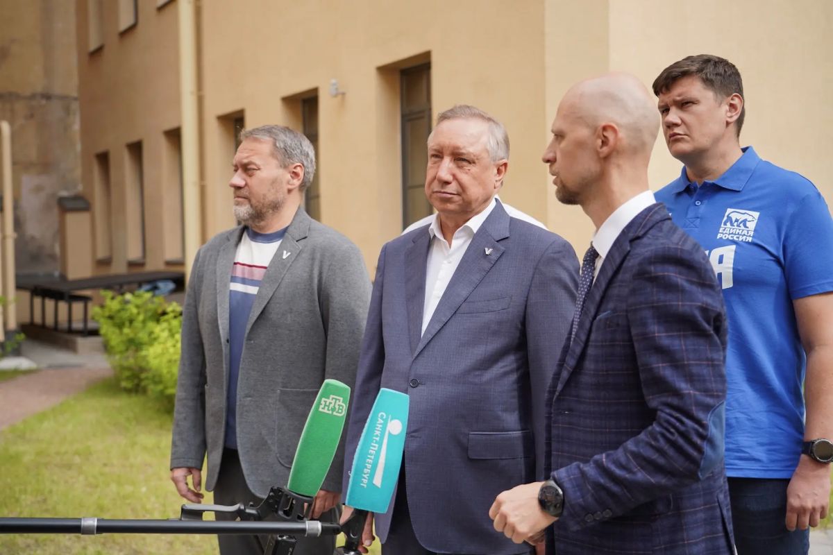 Александр Беглов: Сегодня 19 семей получили ключи от квартир в обновлённом доме на Васильевском острове Александр Беглов: Сегодня 19 семей получили ключи от квартир в обновлённом доме на Васильевском острове