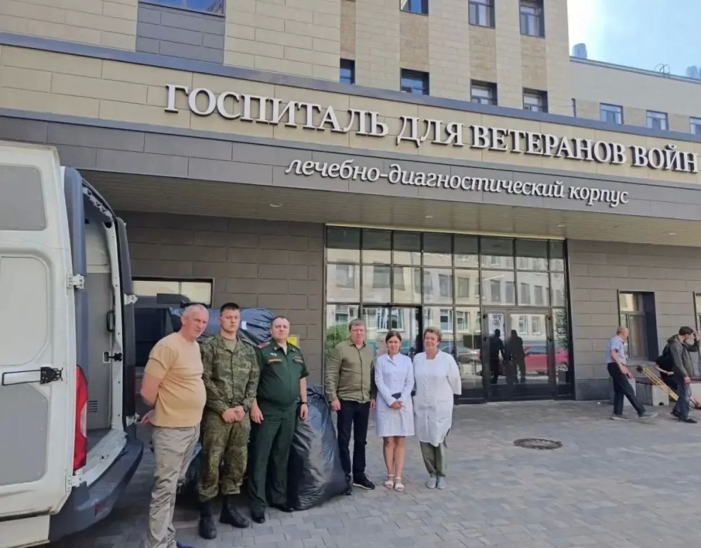 Сотрудники военных следственных органов СК России передали в госпиталь гуманитарную помощь