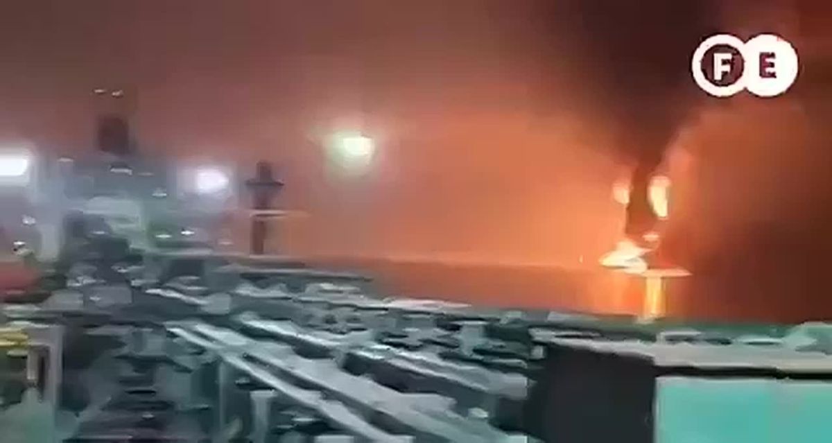 В Ормузе тонут горящие корабли