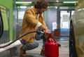 Новости Петербурга 15 июля: спасение с болот, перепродажа бензина и руферы