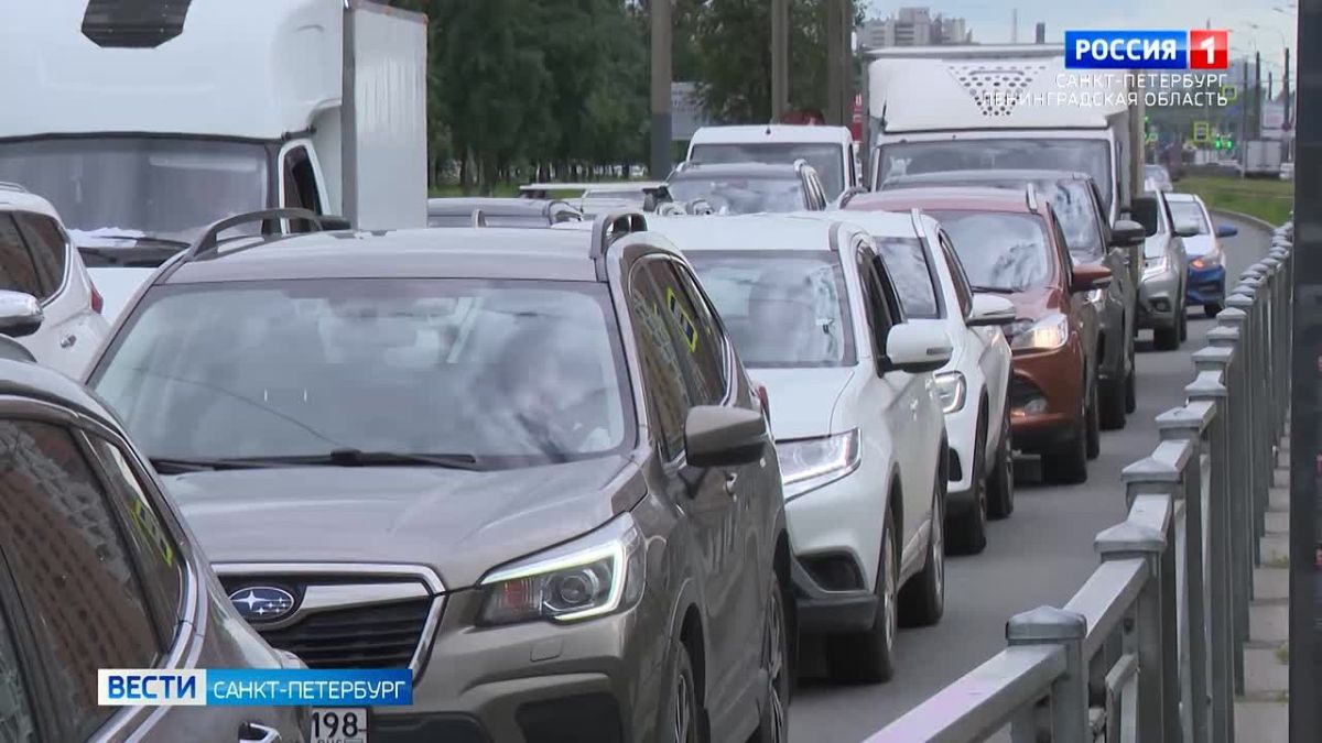 В Петербурге пешеходы и водители недовольны новым режимом работы городских светофоров