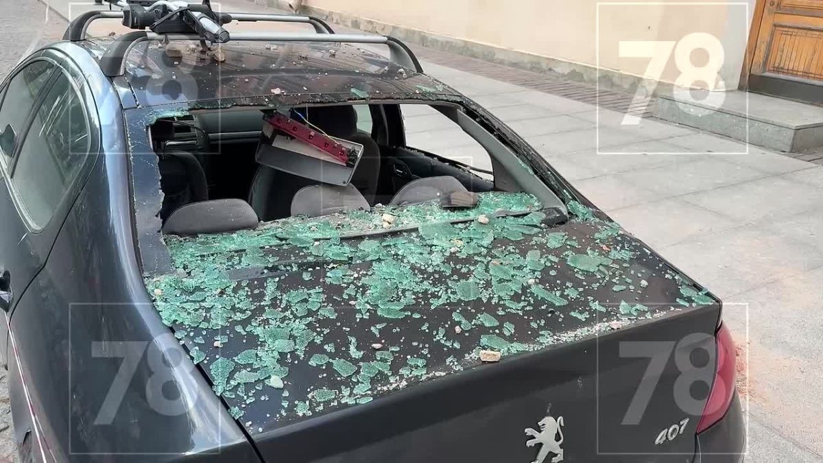 Кирпичи обрушились на машину в Центральном районе