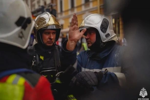 Новости Петербурга 16 июля: лавина кирпичей, пожар и петроглифы с Наруто