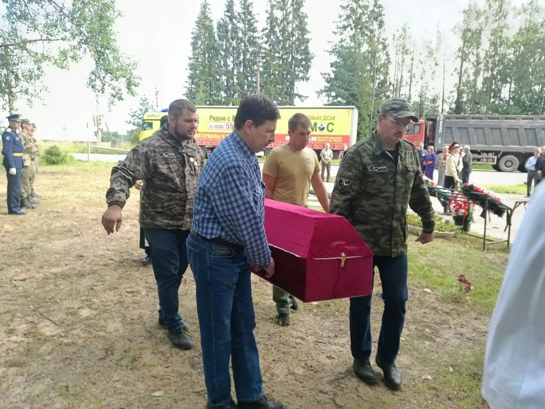 В Пижме с воинскими почестями захоронили останки девяти красноармейцев В Пижме с воинскими почестями захоронили останки девяти красноармейцев