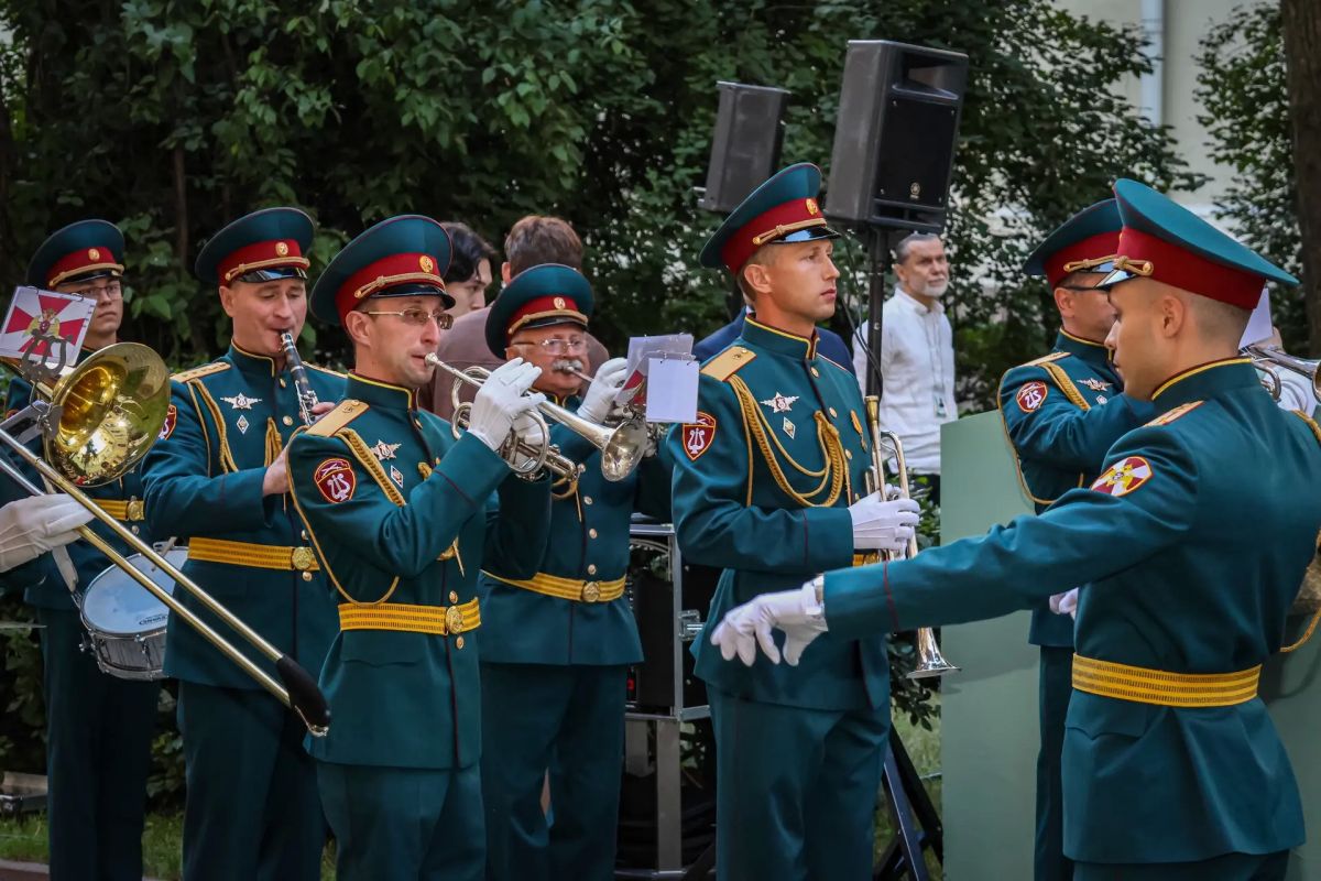 Сегодня в Санкт-Петербурге в Государственном Эрмитаже военный оркестр 33-й бригады оперативного назначения Северо-Западного округа Росгвардии выступил на празднике «Проводы Белых ночей» Сегодня в Санкт-Петербурге в Государственном Эрмитаже военный оркестр 33-й бригады оперативного назначения Северо-Западного округа Росгвардии выступил на празднике «Проводы Белых ночей»