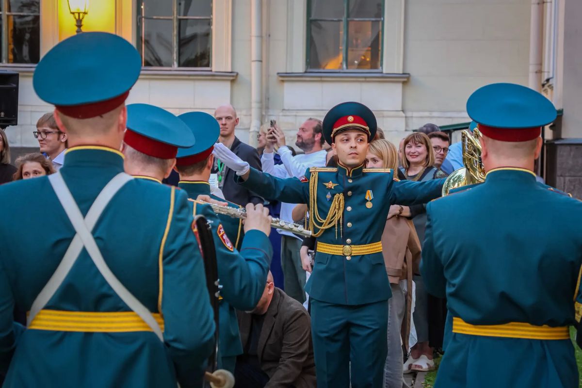 Сегодня в Санкт-Петербурге в Государственном Эрмитаже военный оркестр 33-й бригады оперативного назначения Северо-Западного округа Росгвардии выступил на празднике «Проводы Белых ночей» Сегодня в Санкт-Петербурге в Государственном Эрмитаже военный оркестр 33-й бригады оперативного назначения Северо-Западного округа Росгвардии выступил на празднике «Проводы Белых ночей»
