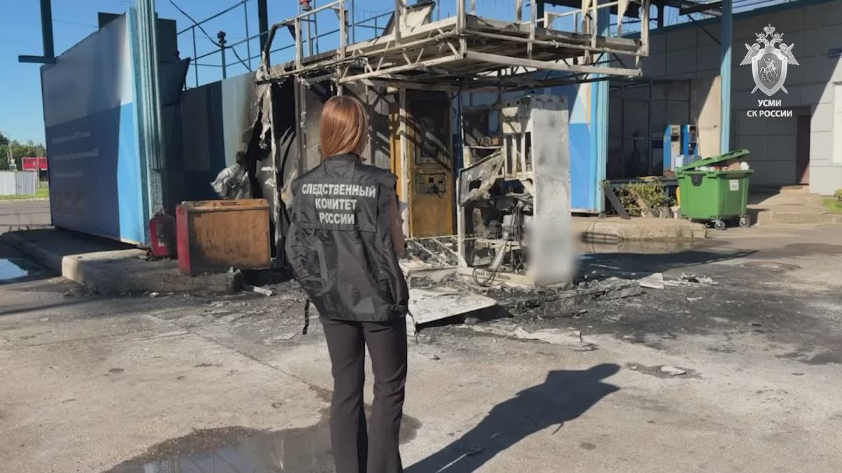 Последствия поджога АЗС на проспекте Непокорённых — на видео. В отношении 16-летнего подростка возбуждено уголовное дело по ч. 1 ст. 205 УК РФ (террористический акт)