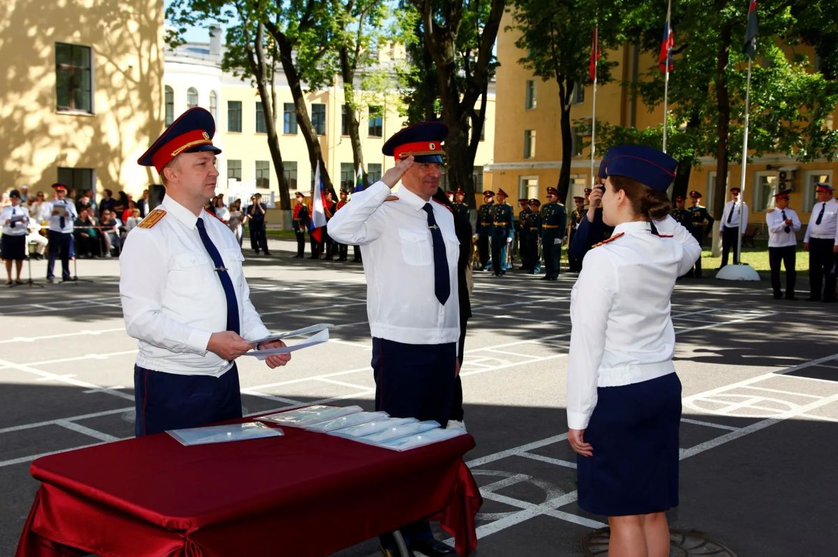 Выпускникам Московской и Санкт-Петербургской академий СК России вручили дипломы о высшем образовании Выпускникам Московской и Санкт-Петербургской академий СК России вручили дипломы о высшем образовании