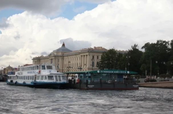 Новости Петербурга 17 июля: ЧП на причале, недомогание детей и апелляция ЕГЭ