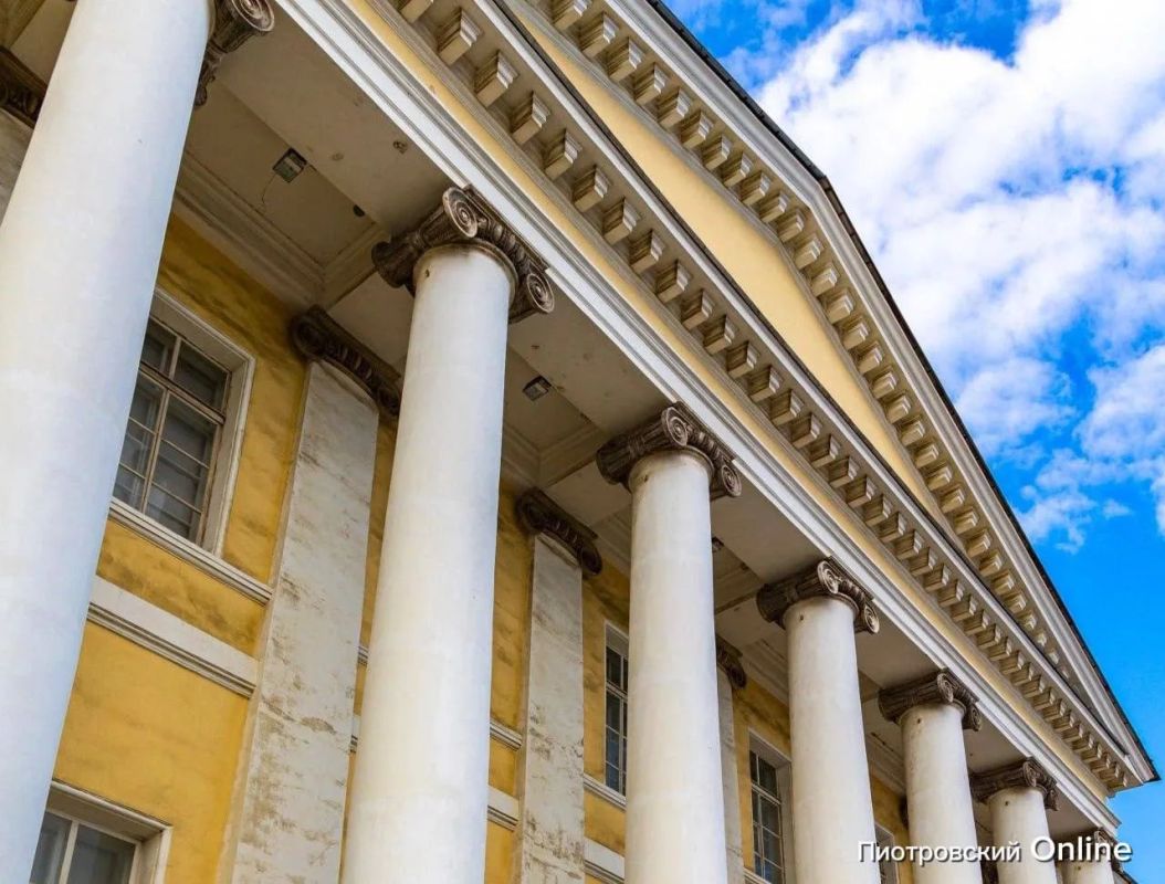 В Петербурге приступают к реставрации главного здания Академии наук на Университетской набережной, 5. Проект уже получил положительное заключение Главгосэкспертизы