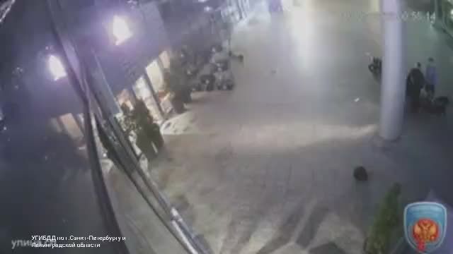 Подростка на питбайке смогла остановить только витрина ТРК «Питерлэнд»