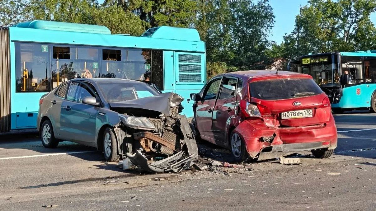 Мужчина пострадал в ДТП на юго-западе Петербурга Мужчина пострадал в ДТП на юго-западе Петербурга
