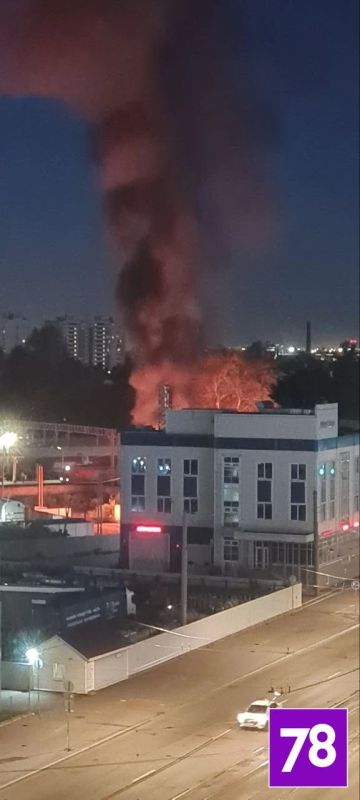 Во время пожара в бытовке на севере Петербурга пострадала женщина