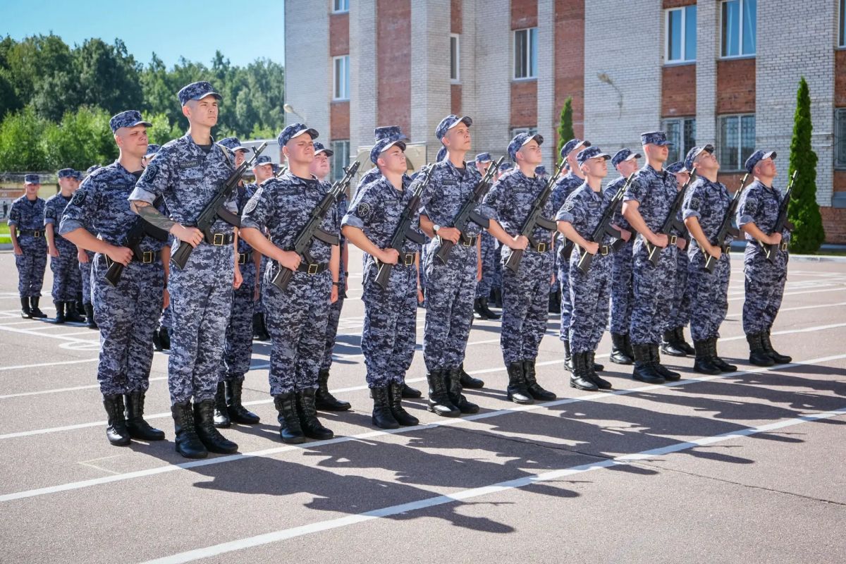 Сегодня в дислоцированном в Санкт-Петербурге специальном моторизованном Измайловском полку Северо-Западного округа Росгвардии состоялась торжественная церемония принятия Военной присяги, участие в которой приняли юноши из... Сегодня в дислоцированном в Санкт-Петербурге специальном моторизованном Измайловском полку Северо-Западного округа Росгвардии состоялась торжественная церемония принятия Военной присяги, участие в которой приняли юноши из...