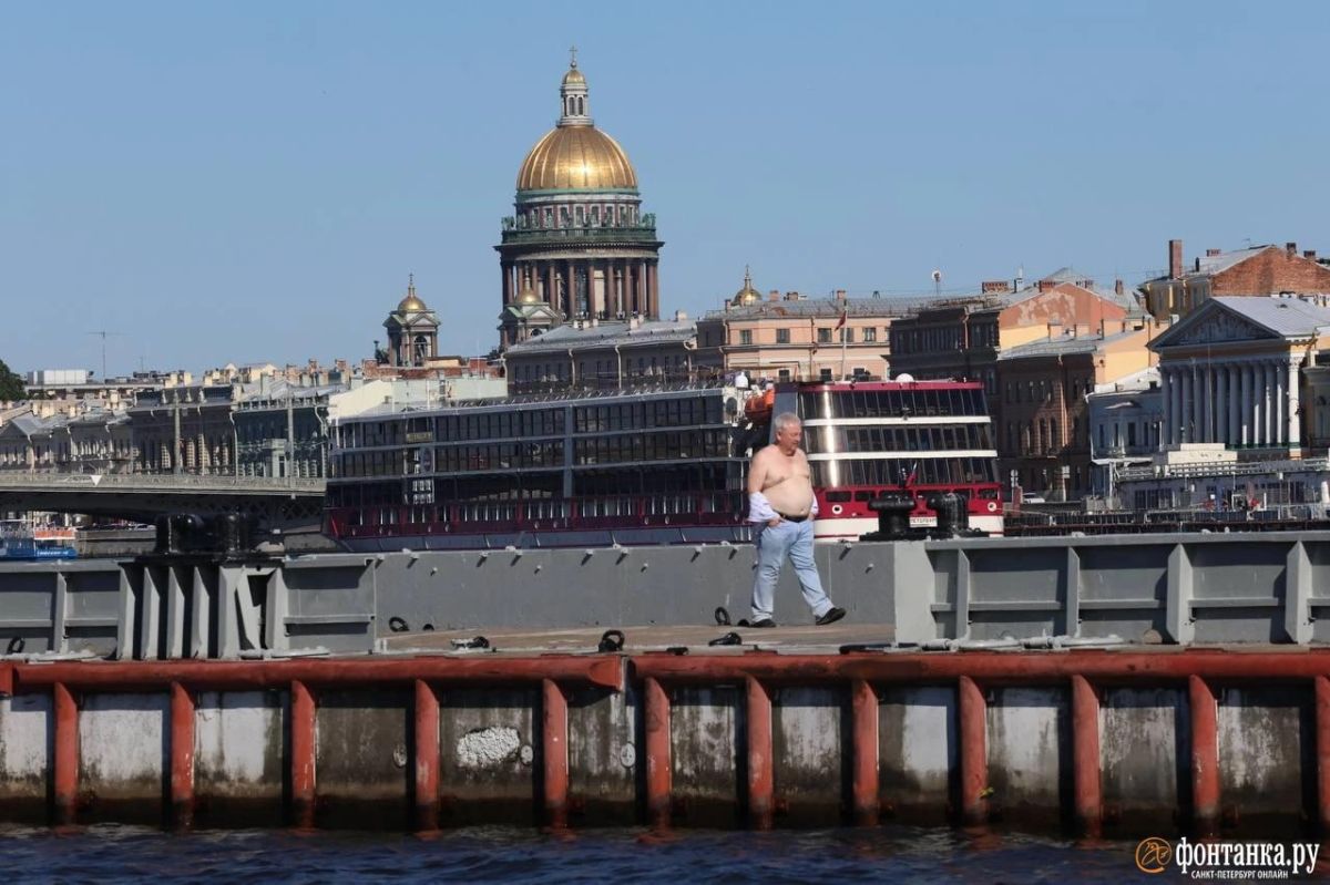 Жара выгнала петербуржцев на улицу Жара выгнала петербуржцев на улицу
