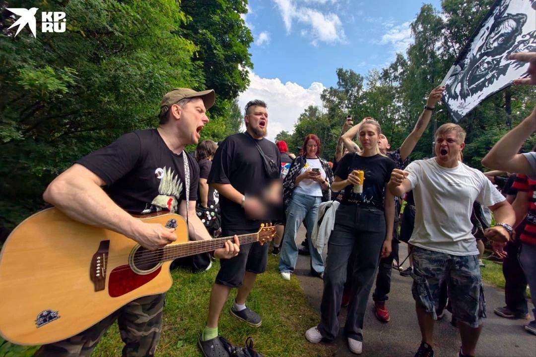 19 июля на Богословском кладбище в Петербурге всегда людно 19 июля на Богословском кладбище в Петербурге всегда людно
