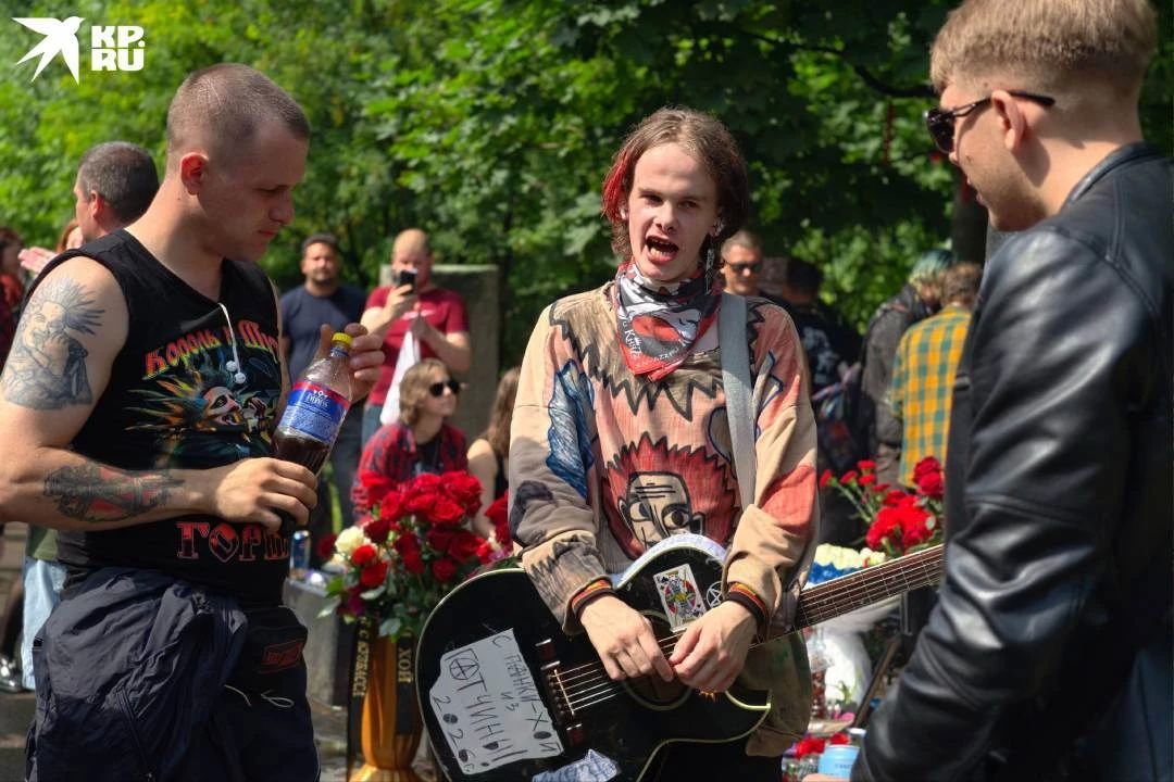 19 июля на Богословском кладбище в Петербурге всегда людно 19 июля на Богословском кладбище в Петербурге всегда людно