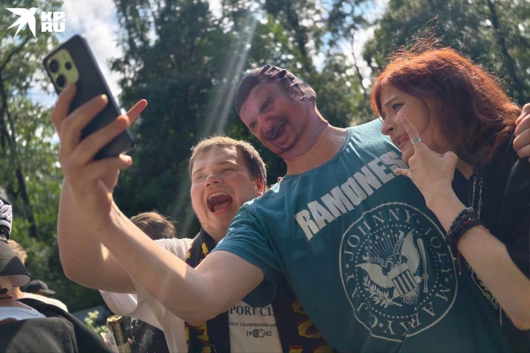 19 июля на Богословском кладбище в Петербурге всегда людно 19 июля на Богословском кладбище в Петербурге всегда людно