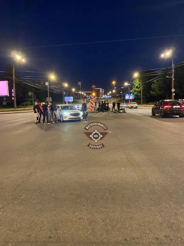 Мотоциклистка попала в больницу после ДТП на проспекте Славы Мотоциклистка попала в больницу после ДТП на проспекте Славы