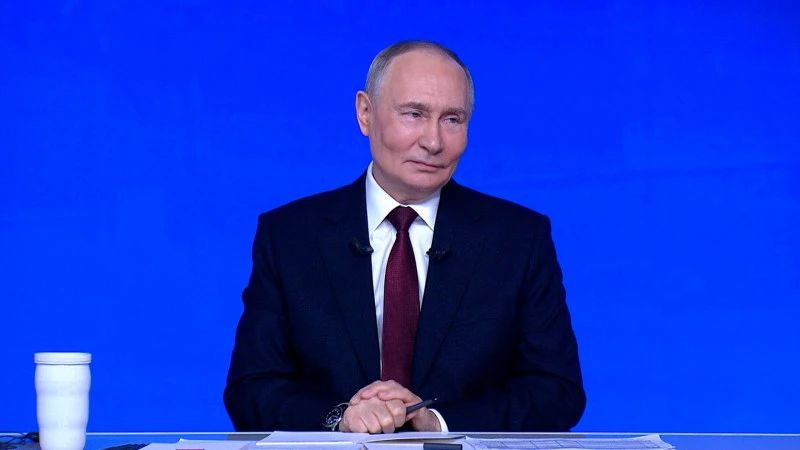 Особый статус, наставничество и помощь юристов — Путин подписал указ о мерах поддержки учителей