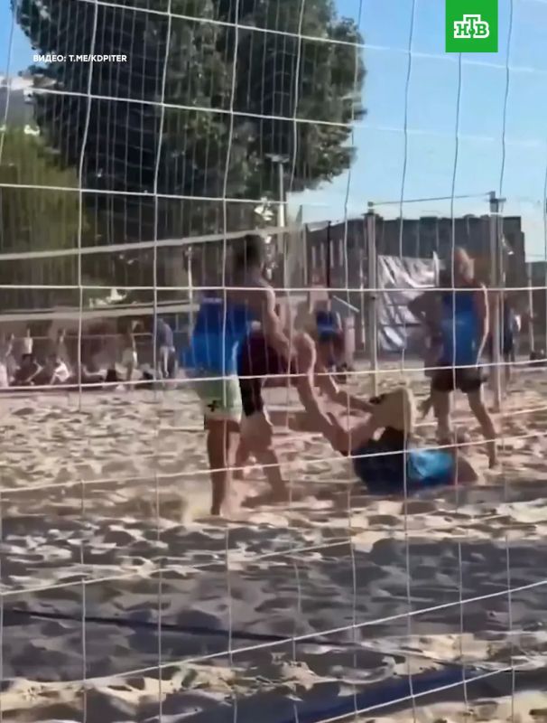 Мастер спорта по пляжному волейболу Алексей Архипов, который выступает за клуб «Динамо-ЛО», представляя Ленинградскую область, устроил драку на турнире в Петербурге Мастер спорта по пляжному волейболу Алексей Архипов, который выступает за клуб «Динамо-ЛО», представляя Ленинградскую область, устроил драку на турнире в Петербурге