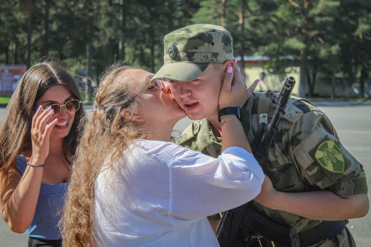 В дислоцированном в Ленинградской области Центре подготовки личного состава Северо-Западного округа Росгвардии состоялась торжественная церемония принятия Военной присяги, участие в которой приняли молодые люди из... В дислоцированном в Ленинградской области Центре подготовки личного состава Северо-Западного округа Росгвардии состоялась торжественная церемония принятия Военной присяги, участие в которой приняли молодые люди из...