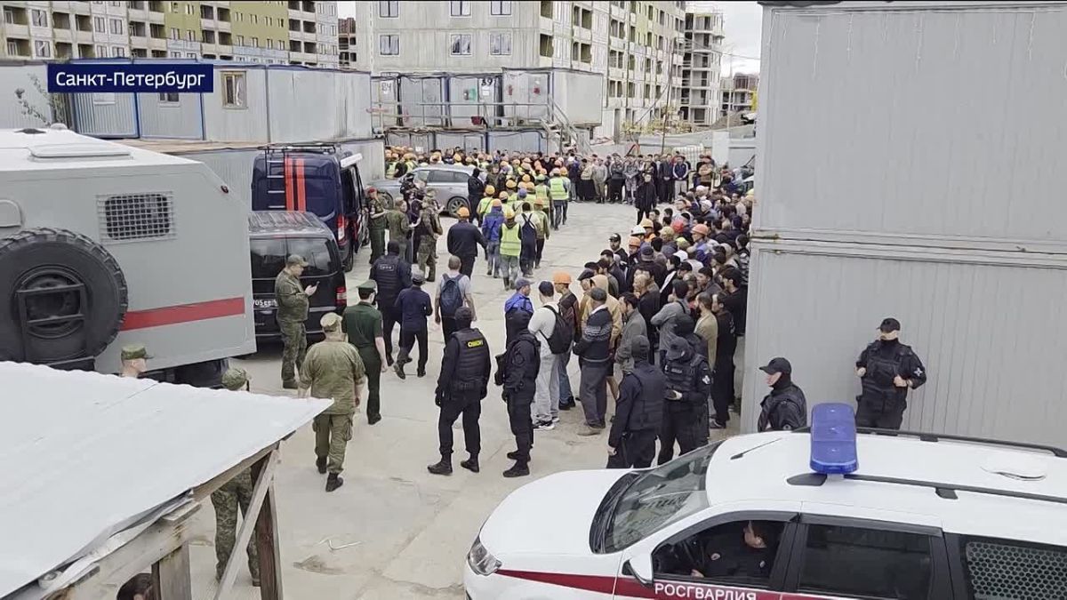 Военные следователи СК России провели масштабный рейд на одной из стройплощадок в г. Санкт-Петербурге. Искали тех, кто вступил в гражданство страны, но забыл встать на воинский учет