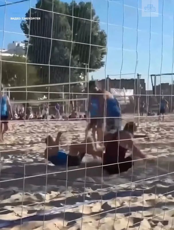 Мастер спорта по пляжному волейболу Алексей Архипов, который выступает за клуб «Динамо-ЛО», представляя Ленинградскую область, устроил драку на турнире в Петербурге Мастер спорта по пляжному волейболу Алексей Архипов, который выступает за клуб «Динамо-ЛО», представляя Ленинградскую область, устроил драку на турнире в Петербурге