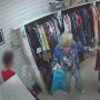 Два зумера притворились продавцами в питерском секонде с кассой самообслуживания — чтобы воровать вещи и собирать деньги с покупателей