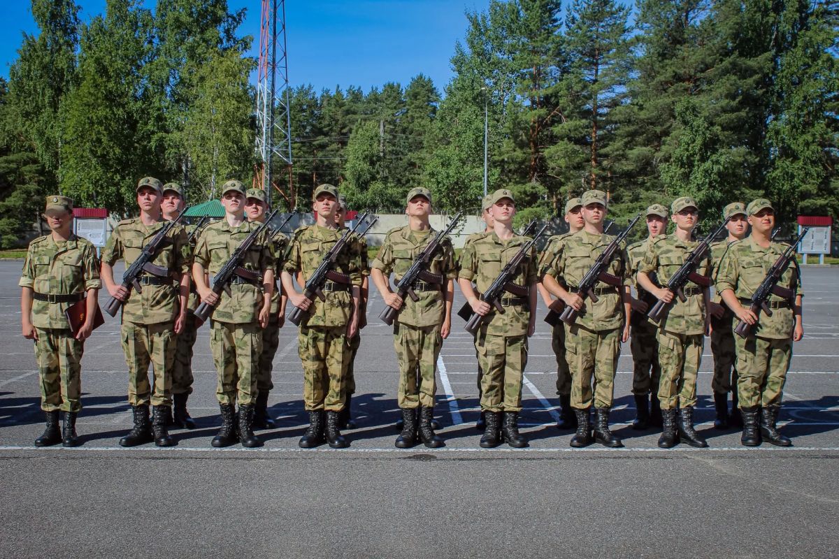 В дислоцированном в Ленинградской области Центре подготовки личного состава Северо-Западного округа Росгвардии состоялась торжественная церемония принятия Военной присяги, участие в которой приняли молодые люди из... В дислоцированном в Ленинградской области Центре подготовки личного состава Северо-Западного округа Росгвардии состоялась торжественная церемония принятия Военной присяги, участие в которой приняли молодые люди из...