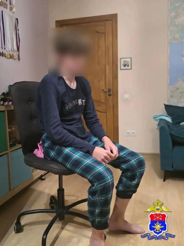 Транспортные полицейские задержали 14-летнего подростка, который пытался поджечь релейный и батарейный шкафы на железнодорожной станции Шувалово-Парголово в Петербурге Транспортные полицейские задержали 14-летнего подростка, который пытался поджечь релейный и батарейный шкафы на железнодорожной станции Шувалово-Парголово в Петербурге