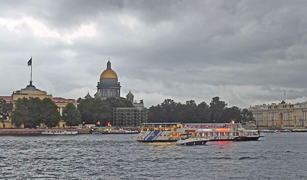 В Петербурге снова мокро, а сегодня вечером гроза и ливень