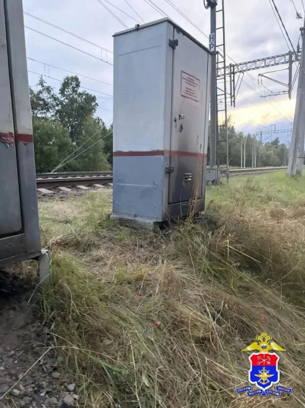 Транспортные полицейские задержали 14-летнего подростка, который пытался поджечь релейный и батарейный шкафы на железнодорожной станции Шувалово-Парголово в Петербурге Транспортные полицейские задержали 14-летнего подростка, который пытался поджечь релейный и батарейный шкафы на железнодорожной станции Шувалово-Парголово в Петербурге