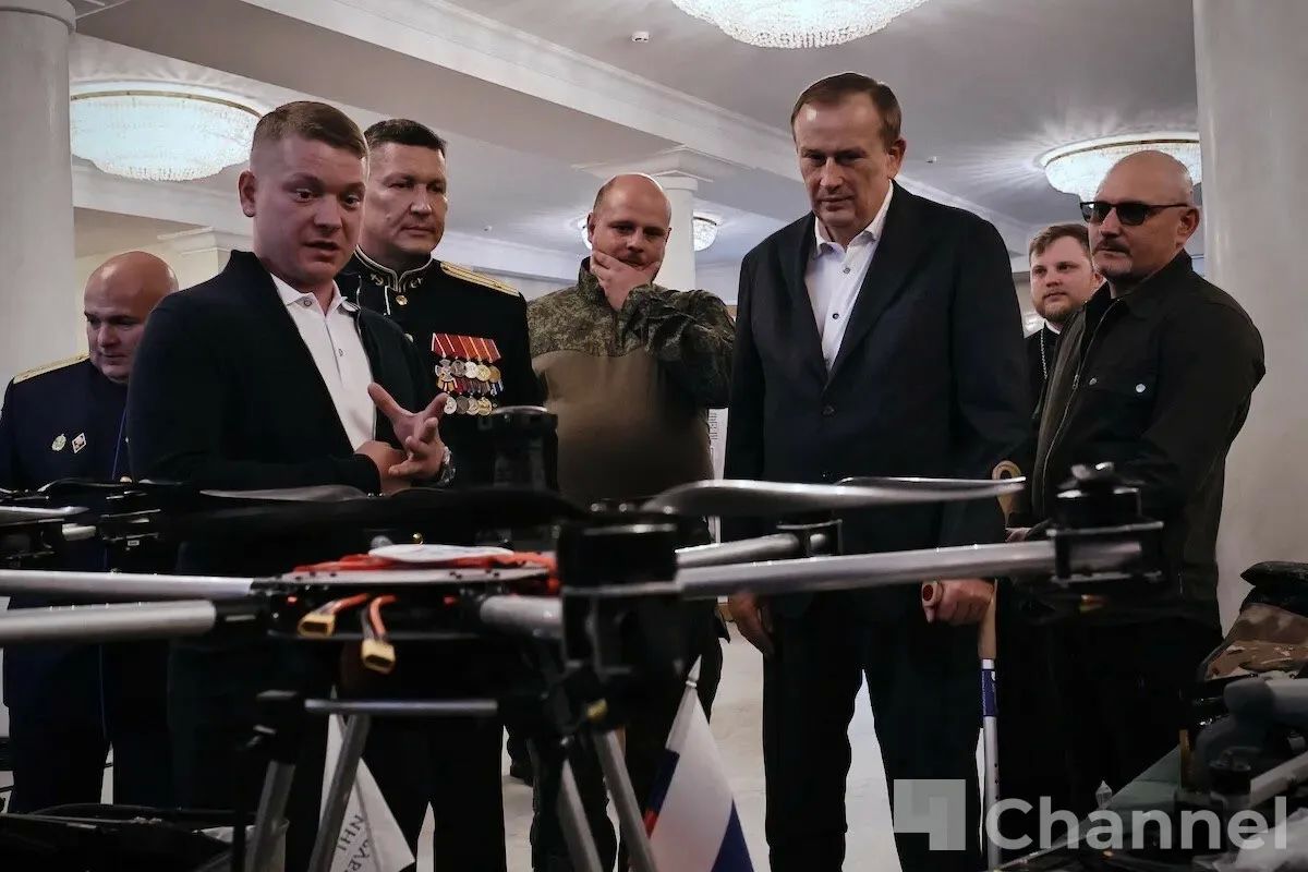 Фоторепортаж: как прошли открытие выставки «Лица Победы» и передача гумгруза подразделению «БАРС-Ленинградец»