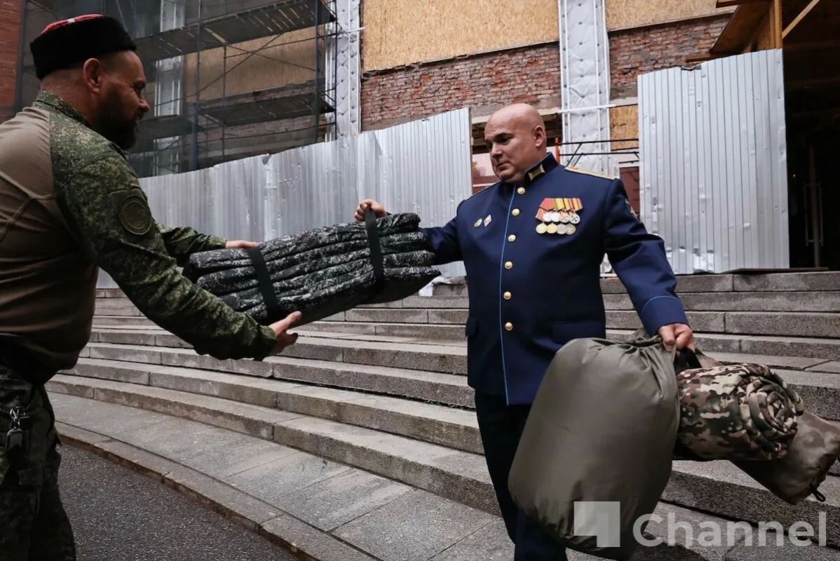 Фоторепортаж: как прошли открытие выставки «Лица Победы» и передача гумгруза подразделению «БАРС-Ленинградец» Фоторепортаж: как прошли открытие выставки «Лица Победы» и передача гумгруза подразделению «БАРС-Ленинградец»