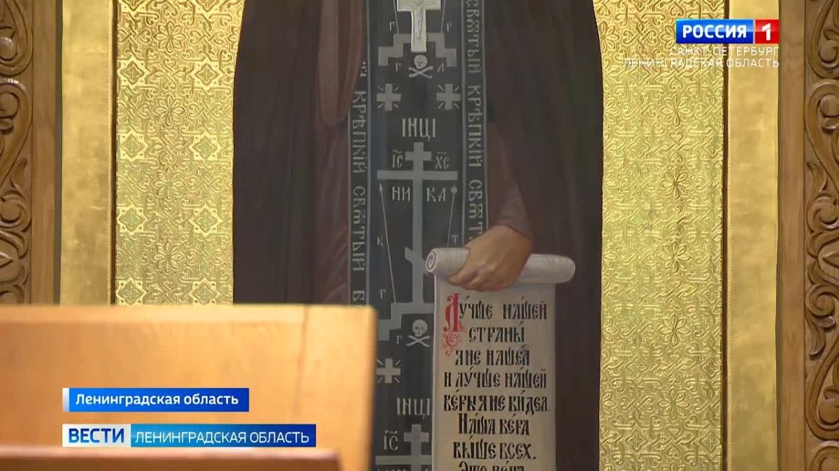 В Вырице у стен Казанского храма Андрей Мерзликин зачитал духовное послание Серафима Вырицкого