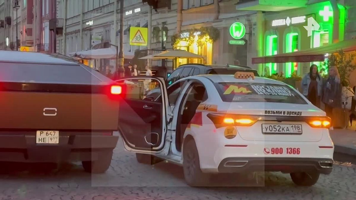 Пассажир такси "врезал" кибертраку в Петербурге