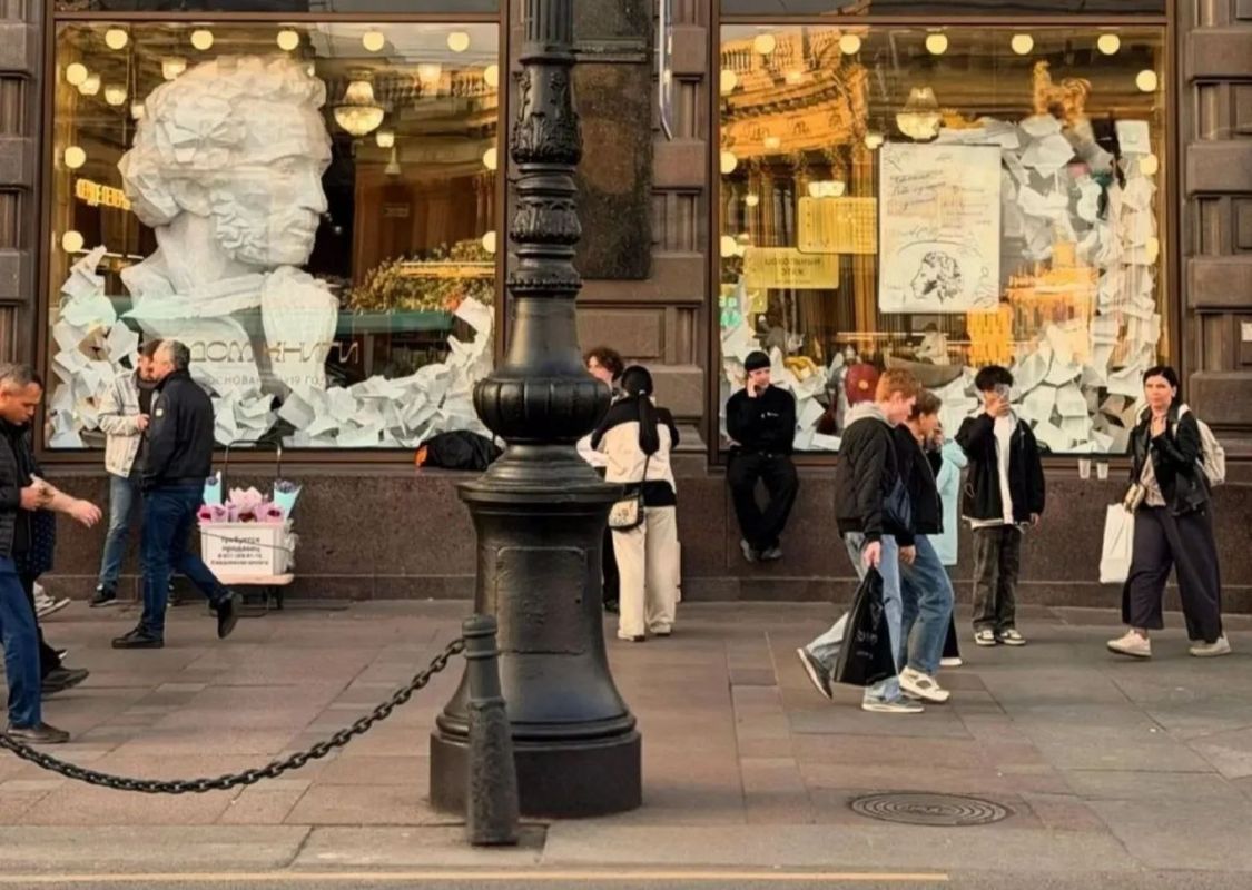 В витринах «Дома книги» в Санкт-Петербурге (Россия) собирается выставка бумажных инсталяций, выполненных местным скульптором В витринах «Дома книги» в Санкт-Петербурге (Россия) собирается выставка бумажных инсталяций, выполненных местным скульптором