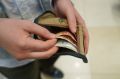Большинство россиян хотя бы раз в жизни одалживали деньги друзьям, но крупные суммы доверяют редко