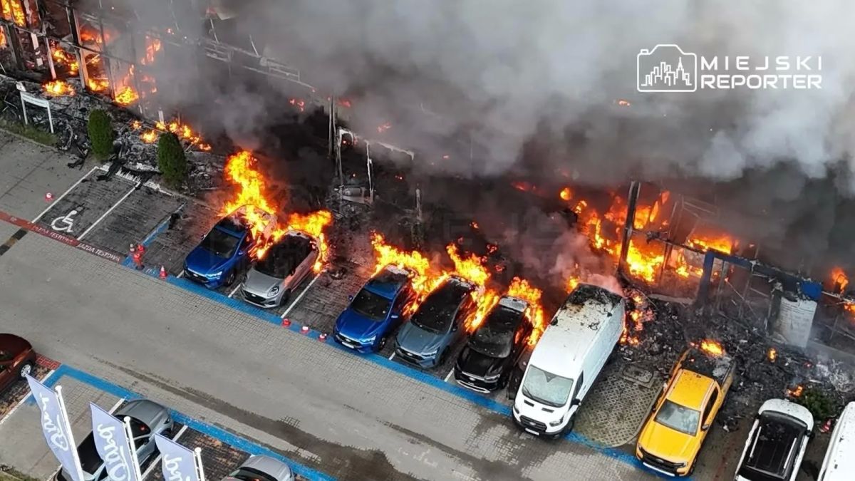 В Варшаве сгорел большой автосалон американской компании Ford В Варшаве сгорел большой автосалон американской компании Ford