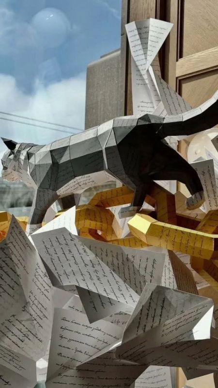 В витринах «Дома книги» в Санкт-Петербурге (Россия) собирается выставка бумажных инсталяций, выполненных местным скульптором В витринах «Дома книги» в Санкт-Петербурге (Россия) собирается выставка бумажных инсталяций, выполненных местным скульптором