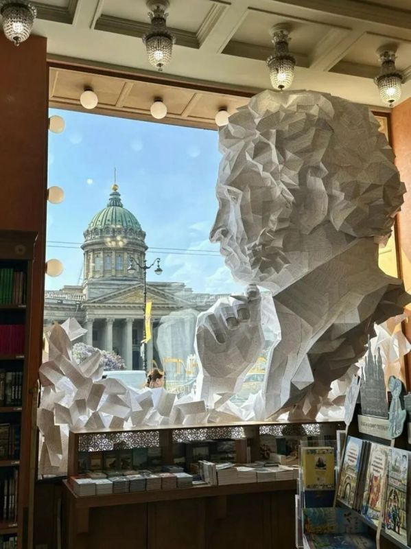 В витринах «Дома книги» в Санкт-Петербурге (Россия) собирается выставка бумажных инсталяций, выполненных местным скульптором В витринах «Дома книги» в Санкт-Петербурге (Россия) собирается выставка бумажных инсталяций, выполненных местным скульптором