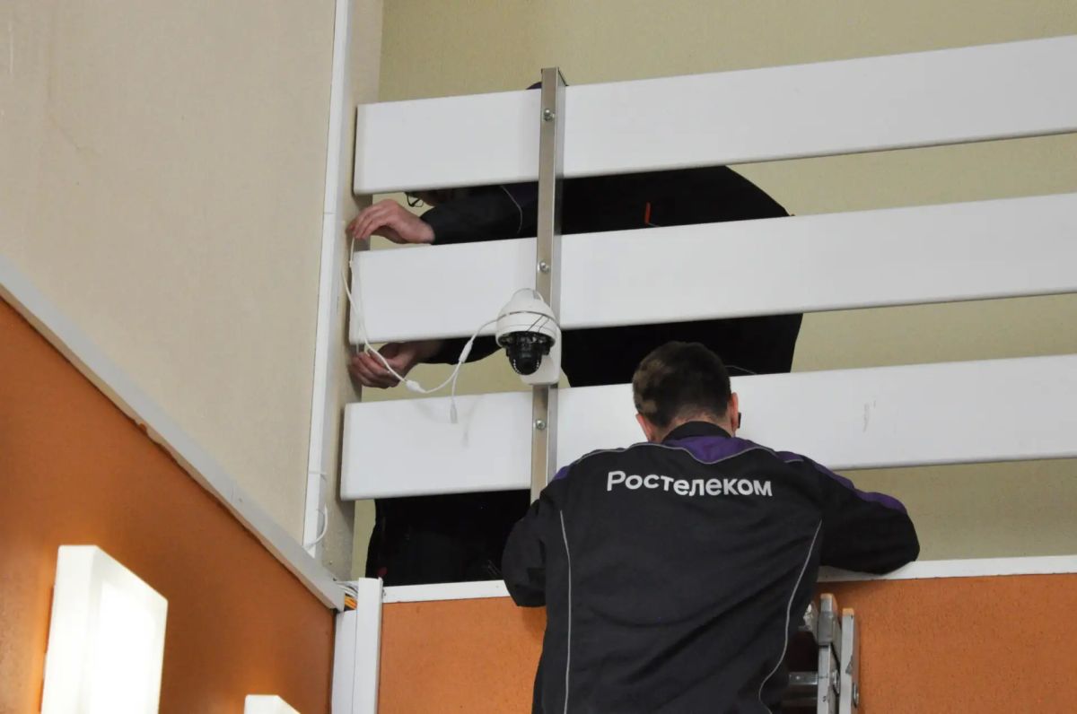 Председатель СПбИК Максим Мейксин вместе с техническим директором ПАО «Ростелеком» Константином Маевским проверил, как проходит монтаж оборудования на избирательных участках Председатель СПбИК Максим Мейксин вместе с техническим директором ПАО «Ростелеком» Константином Маевским проверил, как проходит монтаж оборудования на избирательных участках