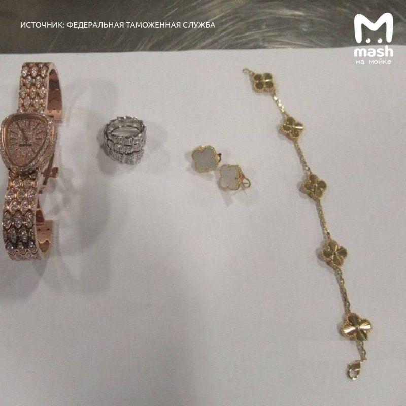 За попытку ввоза кольца и часов Bulgari, браслета и серег Van Cleef через Пулково пассажиру из Дубая грозит до пяти лет тюрьмы