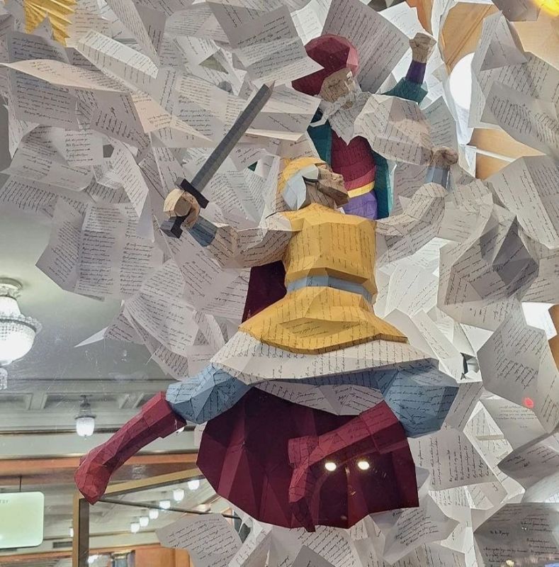 В витринах «Дома книги» в Санкт-Петербурге (Россия) собирается выставка бумажных инсталяций, выполненных местным скульптором В витринах «Дома книги» в Санкт-Петербурге (Россия) собирается выставка бумажных инсталяций, выполненных местным скульптором