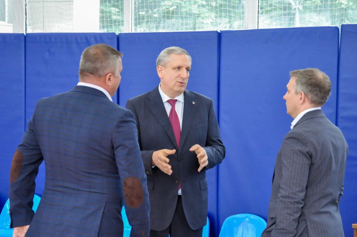 Председатель СПбИК Максим Мейксин вместе с техническим директором ПАО «Ростелеком» Константином Маевским проверил, как проходит монтаж оборудования на избирательных участках