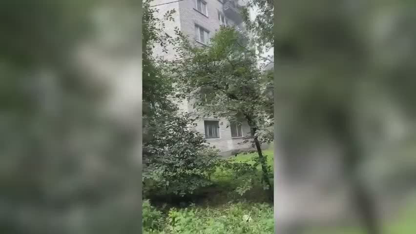 Росгвардейцы и спасатели эвакуировали 25 человек из горящего дома в Петербурге