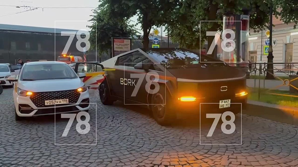 На Большой Конюшенной Tesla Cybertruck от Bork попала в ДТП с такси