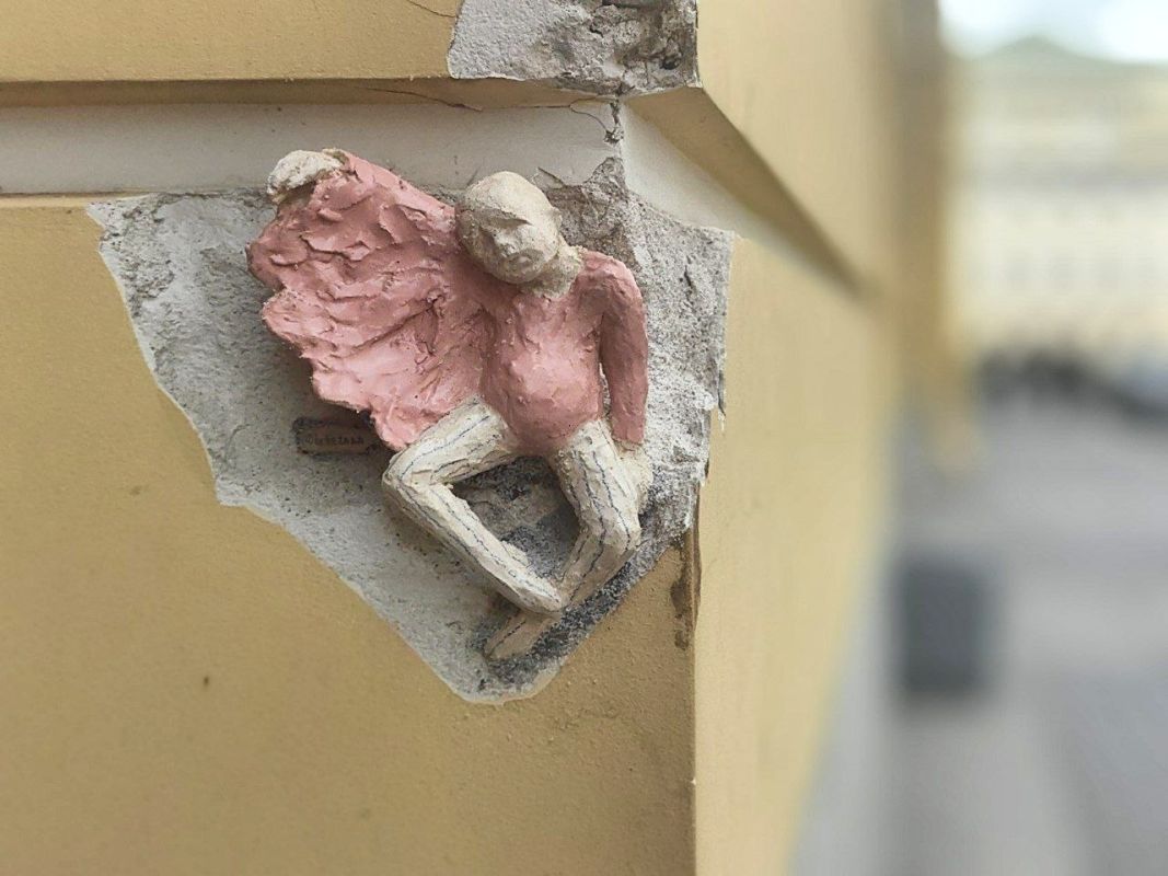 Заплатки. так называются миниатюры, которые художница Екатерина Березина размещает по Петербургу Заплатки. так называются миниатюры, которые художница Екатерина Березина размещает по Петербургу
